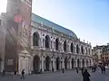 A fachada vista da Piazza dei Signori.