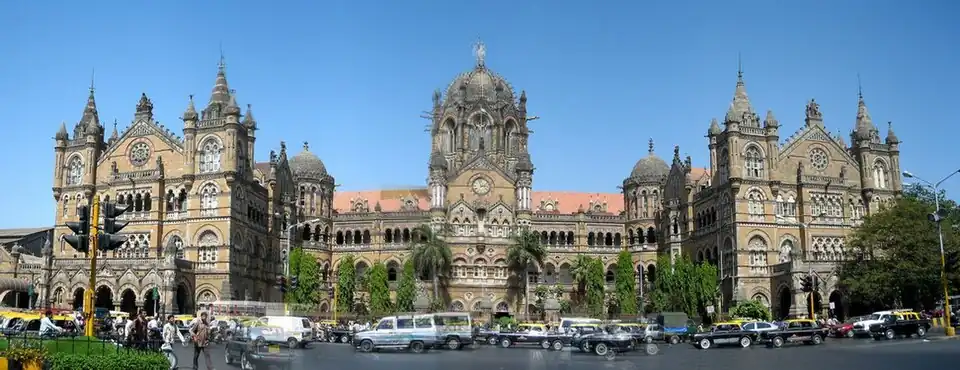 Estação Chhatrapati Shivaji (Terminal Vitória; 1887) em Bombaim, da autoria de Frederick William Stevens, classificada como Património Mundial pela UNESCO