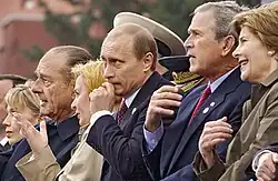 Chefes de estado (da esquerda para a direita) : Jacques Chirac, Vladimir Putin e George W. Bush.