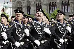 Marines russos com uniformes cerimônias durante um desfile realizado em Moscou em 2008.