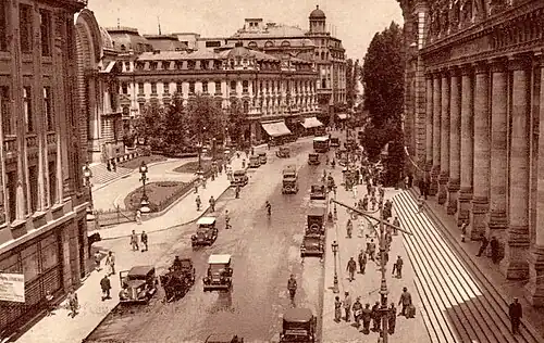 A Avenida Vitória nos anos 1940; à direita: Palácio dos Correios, atualmente o Museu Nacional de História da Roménia