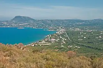 Vista de Kalives desde Áptera; ao fundo: a península de Drápano