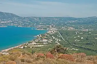 A zona de Kalives, capital da unidade municipal de Arméni; a vila de Arméni fica no lado direito, fora da fotografia