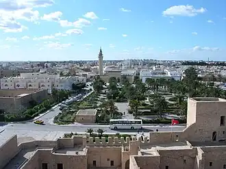 Vista de Monastir desde o rebate; no centro, atrás do jardim, avista-se a mesquita Bourguiba, onde se encontra o mausoléu de Habib Bourguiba, o primeiro presidente da República da Tunísia.
