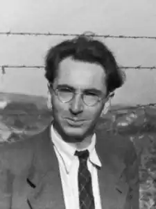 Viktor Frankl em frente ao arame farpado