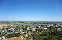 Vista do Monte do Senhor da Boa Morte. Na parte inferior, as ruínas da Quinta da Fábrica e o aglomerado urbano. Entre a autoestrada e o rio Tejo observa-se a zona do Porto e Cais de Povos. Do lado direito da ponte, a cidade de Vila Franca.