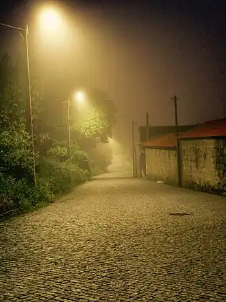 Imagem noturna de rua de Vila Nova da Telha