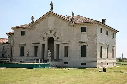 Villa Pojana, Pojana Maggiore, com a típica janela palladiana servindo como pórtico de entrada