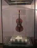 Il violino costruito dal liutaio italiano, Bartolomeo Giuseppe Guarneri e appartenuto a Niccolò Paganini e detto Il Cannone