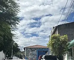 Visão de longe da faixada do colégio