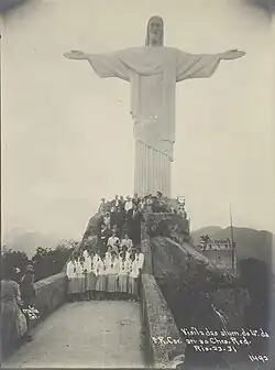 Visita de estudantes ao recém inaugurado Cristo Redentor, em 1931, Acervo do Instituto Moreira Salles.