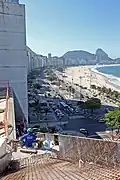 Vista de um dos andares do MIS, com a praia de Copacabana ao fundo.