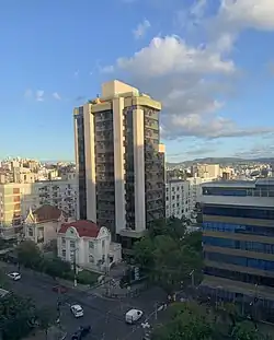 Vista das ruas Mostardeiro e Miguel Tostes, com o Rio Branco ao fundo.