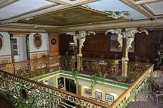 Vista da pintura de Acácio Lino e das esculturas de anjos de José de Oliveira Ferreira, do interior da atual Pastelaria A Serrana (antiga Joelharia Cunha), na Rua do Loureiro