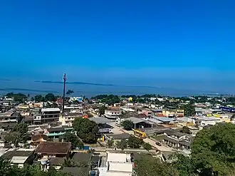 Vista de Guia de Pacobaíba a partir de Capela de Nossa Senhora dos Remédios. Ao fundo, praia do Anil.