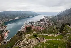 A baía de Kotor vista do Castelo de São João.