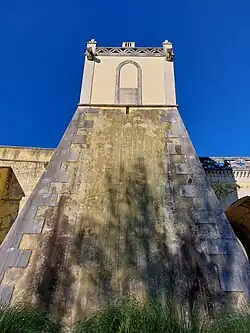 Contraforte e pavilhão visto do solo
