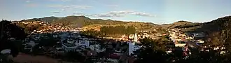 Vista panorâmica de parte da cidade de Coluna, com a serra da Coluninha ao fundo