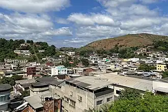 Vista do bairro Caladinho a partir da Avenida Tancredo Neves, próxima à divisa com Ipatinga.
