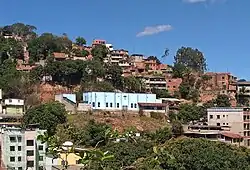 Vista parcial do bairro com a Igreja Nossa Senhora Aparecida em destaque
