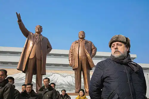 Visita ao Grande Monumento da Colina Mansu no Dia da Estrela Brilhante