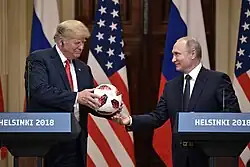 Putin presenteia Trump com uma Telstar Mechta, a bola oficial da fase eliminatória da Copa do Mundo FIFA de 2018