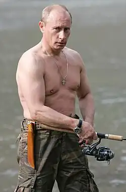 O presidente russo Vladimir Putin usando um colar de cruz