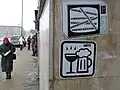 Colar stickers é uma maneira de levar arte às ruas da cidade.