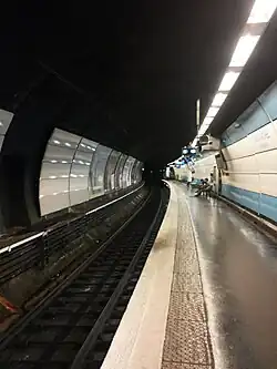 Via do RER B em direção ao norte.