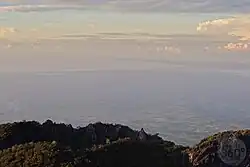 O oceano Pacífico e a península de Burica vistos do cume do vulcão.