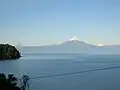 O lago Llanquiue e o vulcão Osorno ao fundo
