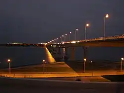 Ponte que atravessa o rio Volga na margem da cidade.