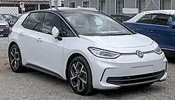Visão frontal de um Volkswagen ID.3, após o facelift