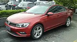 Vista dianteira do Volkswagen Lamando