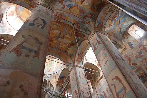 O interior da Catedral de Vologda, Rússia, está pintado com murais.
