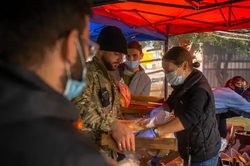 Voluntários na Armênia coletam alimentos, remédios e roupas para enviar às famílias deslocadas pelo conflito em Nagorno-Karabakh