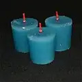 Velas votivas azuis servidas à mão