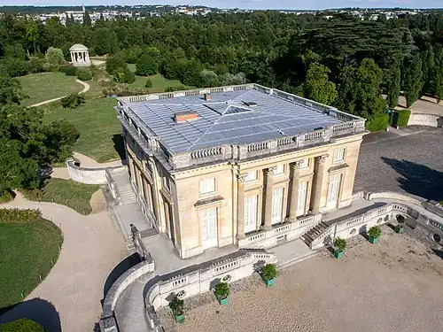 Vista aérea do Petit Trianon e seu pequeno parque