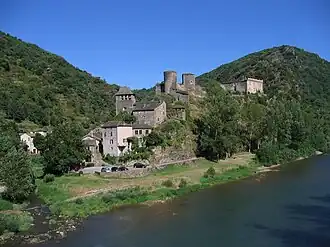 Vista geral de Brousse-le-Château com o rio Tarn