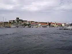 Vista de Marstrand com a fortaleza ao fundo.