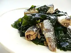 Um prato japonês que consiste em wakame com sardinhas