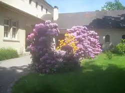 Entrada secundária à esquerda do salão de celebração.