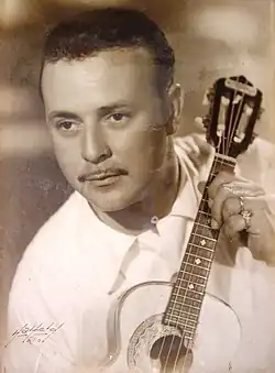 Foto de Waldir e seu cavaquinho