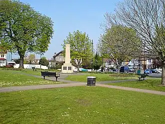 Wallington Green Na esquina da Manor Road e Acre Lane, com o War Memorial ao lado da Acre Lane.