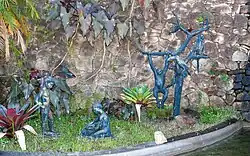 Crianças indígenas, um macaco, um tucano, um psittacidae e um pica-pau na árvore.