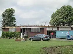 Danos EF2: Nessa intensidade, os tornados têm um impacto mais significativo em estruturas bem construídas, removendo os telhados e derrubando algumas paredes externas de construções mal feitas. Tornados EF2 são capazes de destruir casas móveis e gerar grandes quantidades de destroços voadores. Esta casa perdeu completamente o telhado, mas suas paredes permaneceram intactas. Entre 15 e 19% de todos os tornados anuais nos EUA são classificados como EF2.