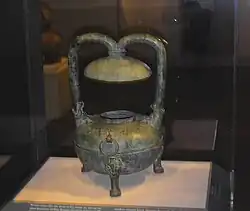 Uma lâmpada do tripé de bronze da dinastia Han ocidental