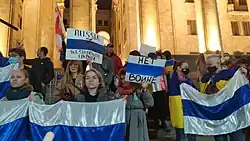 Russos protestam contra a guerra na Ucrânia com a bandeira russa branca-azul-branca, em 2 de março de 2022.