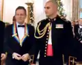 Um ajudante social da Casa Branca conduz John Paul Jones, do Led Zeppelin, à cerimônia do Kennedy Center Honors em 2012