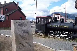 Monumento Golden Spike em Carcross, Yukon